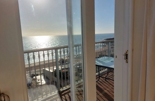 Ventnor Apartment | Beautiful modern 3 bedroom penthouse, a stone's throw from the beach.