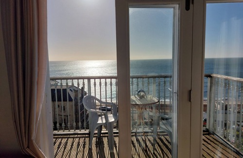 Ventnor Apartment | Beautiful modern 3 bedroom penthouse, a stone's throw from the beach.