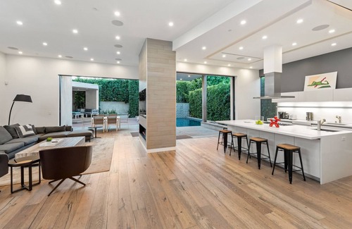 Beverly Grove Villa | Beautiful Modern 4 Bedroom Villa w/Pool & Hot tub