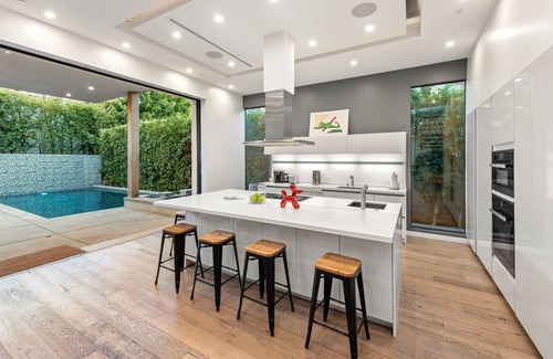 Beverly Grove Villa | Beautiful Modern 4 Bedroom Villa w/Pool & Hot tub