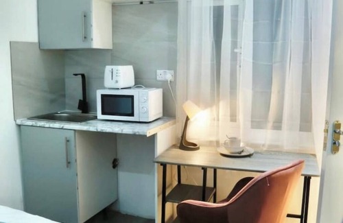 Hendon Apartment | *Beautiful Modern Studio Flat; Professional Market