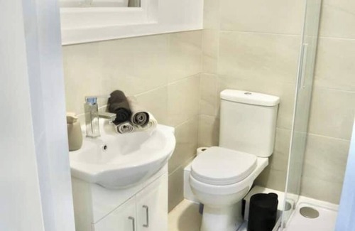 Hendon Apartment | *Beautiful Modern Studio Flat; Professional Market