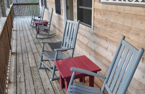 Clarkesville Cabin | Beautiful Mountain Cabin - 1/2 Mile from Lake Burton GA. Near Clayton , Helen
