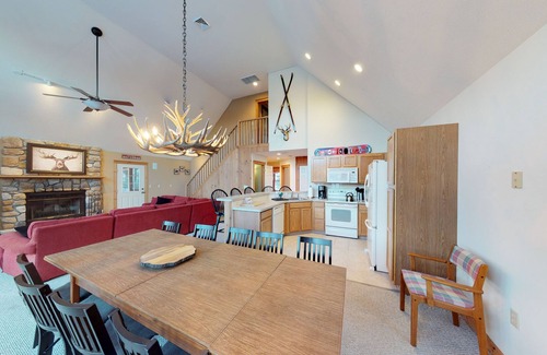 Tannersville House | Beautiful mountain-view home with private deck, grill & pool table