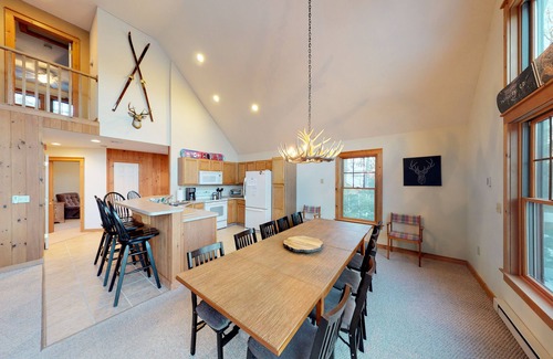 Tannersville House | Beautiful mountain-view home with private deck, grill & pool table