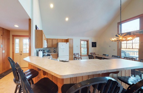 Tannersville House | Beautiful mountain-view home with private deck, grill & pool table
