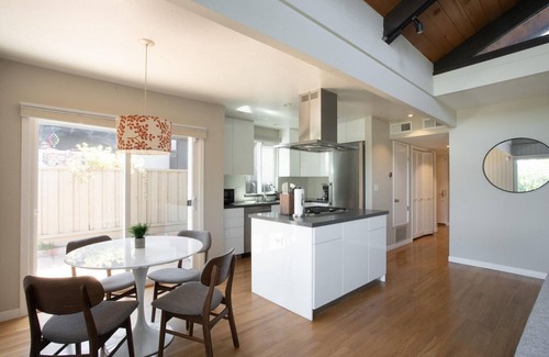 Mountain View House | Beautiful Mountain View 2BR w/A/C, nr Dining & Tech Hubs, by Blueground