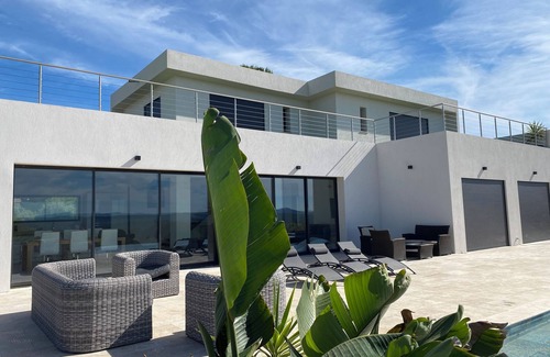 Cotignac House | Beautiful new housse with splendid view and big pool.