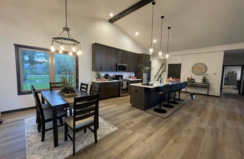 Black Wolf House | Beautiful new lake home in quiet neighborhood just minutes away from EAA!