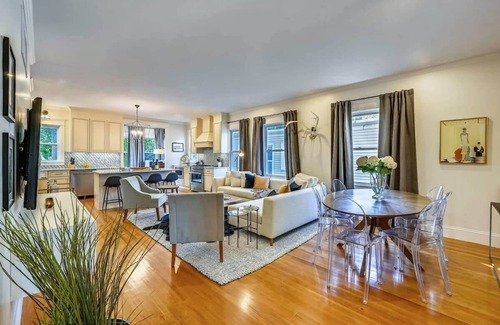 Forest Hills - Woodbourne Condo | Beautiful New Renovation | near T