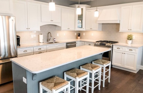 North End Condo | Beautiful North End- 4BR- 2nd Floor- 1.5 blocks to beach (Sleeps 8)