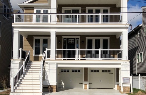 North End Condo | Beautiful North End- 4BR- 2nd Floor- 1.5 blocks to beach (Sleeps 8)