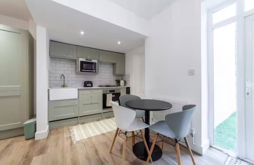 Hammersmith Broadway Apartment | Beautiful oasis 2BR Flat w/garden, Hammersmith