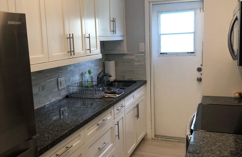 Hollywood Apartment | Beautiful Ocean front 2 bedroom condo in an Iconic Bldg in Hollywood