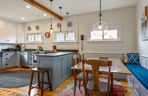 Isle of Springs House | Beautiful Ocean Point Escape, Tennis courts and a short walk to The Wilson Chapel. Short walk to Grimes Cove for swimming.
