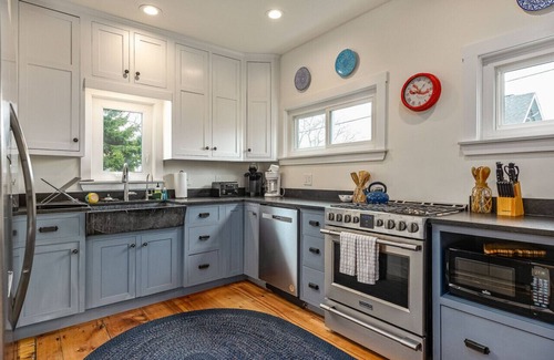Isle of Springs House | Beautiful Ocean Point Escape, Tennis courts and a short walk to The Wilson Chapel. Short walk to Grimes Cove for swimming.