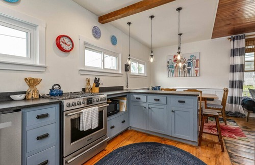 Isle of Springs House | Beautiful Ocean Point Escape, Tennis courts and a short walk to The Wilson Chapel. Short walk to Grimes Cove for swimming.