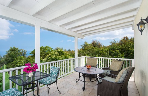 Kalaoa House | Beautiful, Ocean View Studio- Quiet, Kitchenette, Sleeps 4, Free WiFi & Parking