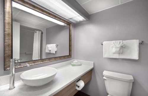 Myrtle Beach Resort | Beautiful Oceanfront Efficiency w/View + Official On-Site Rental Privileges