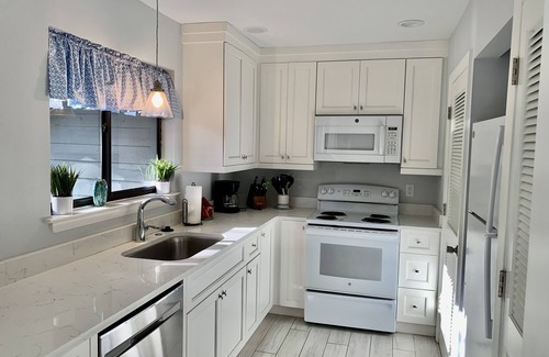 West Beach Cottage | Beautiful Oceanwoods Cottage with Sunroom - Close to Beach and Night Heron Park