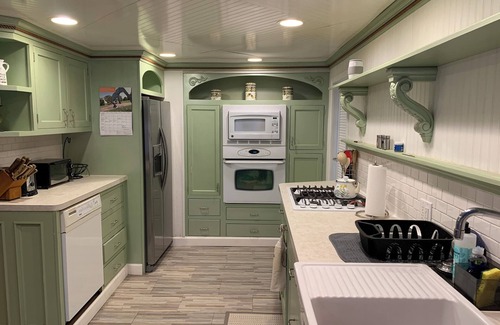 Midland House | Beautiful Parkside 5 bedroom Cottage in Midland, Fenced Front yard, Access Ramp