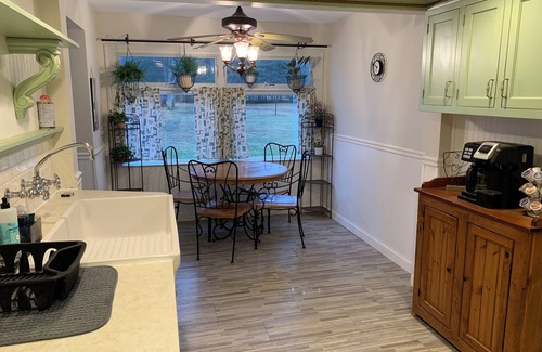 Midland House | Beautiful Parkside 5 bedroom Cottage in Midland, Fenced Front yard, Access Ramp