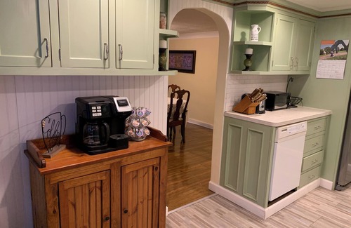 Midland House | Beautiful Parkside 5 bedroom Cottage in Midland, Fenced Front yard, Access Ramp