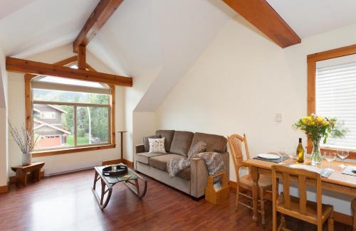 Pemberton Apartment | Beautiful Pemberton Valley 1 bedroom suite with king size bed WIFI cable TV complimentary parking walk to Village gorgeous views of Mount Currie