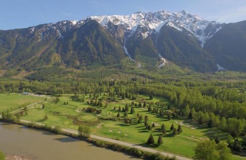Pemberton Apartment | Beautiful Pemberton Valley 1 bedroom suite with king size bed WIFI cable TV complimentary parking walk to Village gorgeous views of Mount Currie