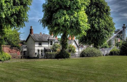 Chester House | Beautiful period cottage, exceptional riverside location in the heart of Chester