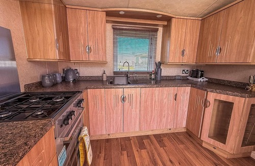 Lowestoft House | Beautiful, pet friendly caravan by the beach in Suffolk ref 40126ND