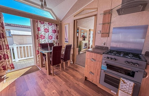 Lowestoft House | Beautiful, pet friendly caravan by the beach in Suffolk ref 40126ND