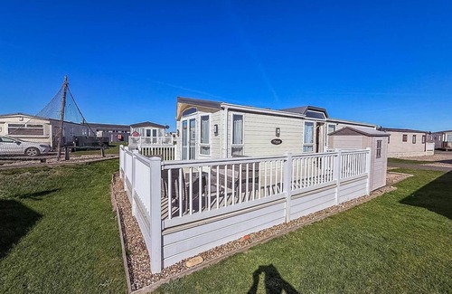 Lowestoft House | Beautiful, pet friendly caravan by the beach in Suffolk ref 40126ND