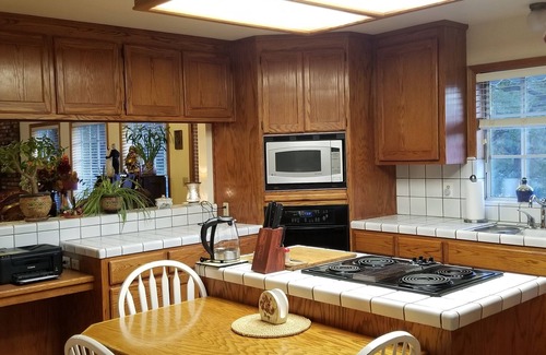 Oakhurst Cottage | Beautiful Pet-Friendly Spacious Lodge near Yosemite & Lakes 9 Rooms/6BR/12 Beds