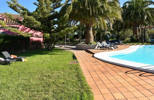 La Solana Villa | Beautiful private villa for 14 guests with WIFI, pool, TV, patio, pets allowed and parking