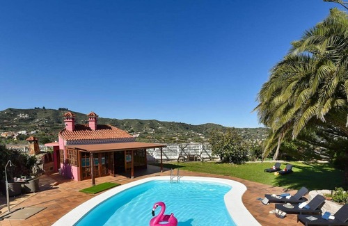 La Solana Villa | Beautiful private villa for 14 guests with WIFI, pool, TV, patio, pets allowed and parking