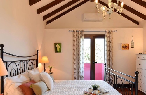 La Solana Villa | Beautiful private villa for 14 guests with WIFI, pool, TV, patio, pets allowed and parking
