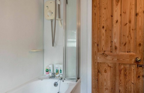 Invermoriston House | Beautiful private villa for 4 guests with WIFI, TV, patio and parking