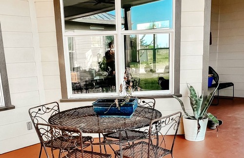 Dale House | Beautiful & Private 11 Acre Ranch - Close to BBQ capital Lockhart, Austin