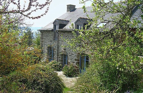 Saint-Suliac House | Beautiful private villa for 6 guests with TV, terrace, pets allowed and parking