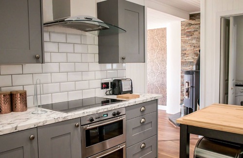 Eyre House | Beautiful private villa for 4 guests with WIFI, TV, patio and parking
