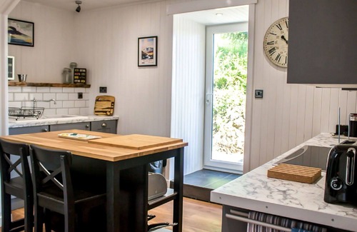Eyre House | Beautiful private villa for 4 guests with WIFI, TV, patio and parking