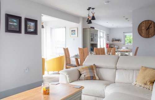 Dunvegan House | Beautiful private villa for 6 people with WIFI, TV and patio