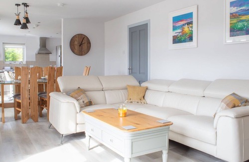Dunvegan House | Beautiful private villa for 6 people with WIFI, TV and patio