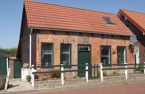 Schoondijke House | Beautiful private villa for 4 people with WIFI, TV, terrace, pets allowed and parking