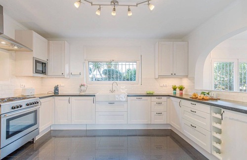 Roses Villa | Beautiful private villa with WIFI, private pool, TV, terrace, pets allowed, panoramic view, parking