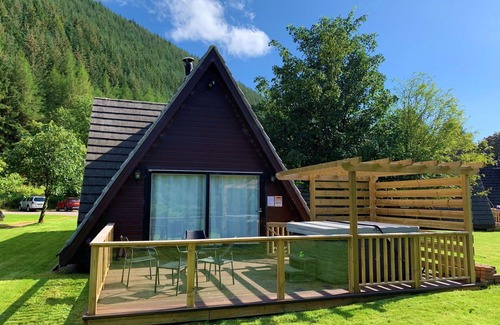 South Laggan House | Beautiful private villa with hot tub, WIFI, TV, terrace, pets allowed and panoramic view