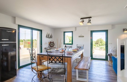 Guimaec House | Beautiful private villa for 6 guests with private pool, WIFI, TV, terrace, pets allowed and park.