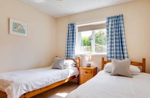 Padstow Villa | Beautiful private villa for 6 people with WIFI, TV, pets allowed and parking