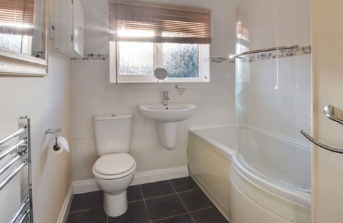 Padstow Villa | Beautiful private villa for 6 people with WIFI, TV, pets allowed and parking